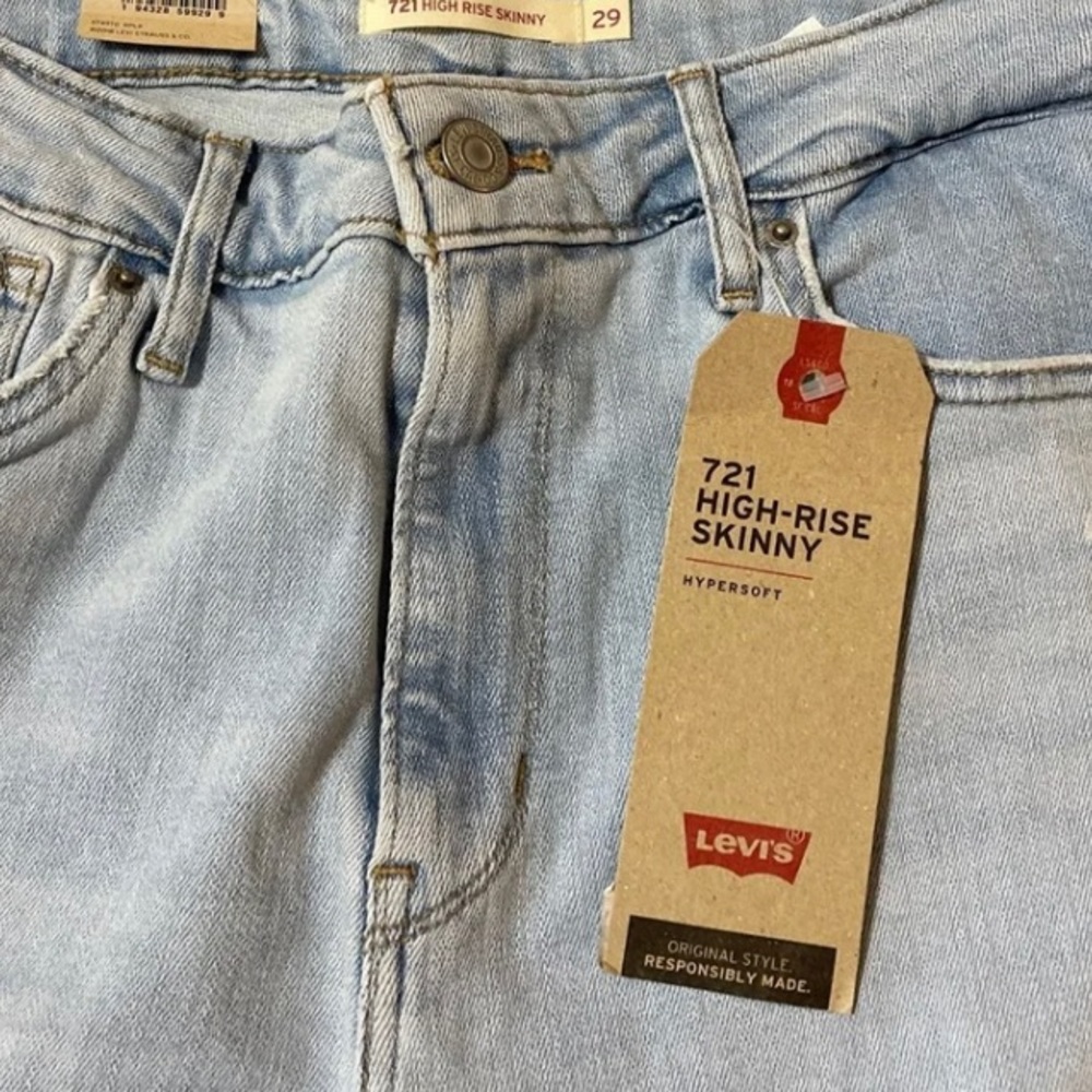 Levi’s 721 High Rise Skinny distressed light wash NWT Sz 8/29. Length 30 $69.50